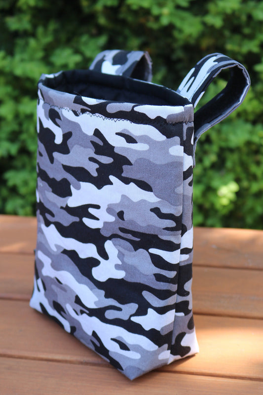 Multifunktionale Tasche mit Klettschlaufen im Camouflage-Design