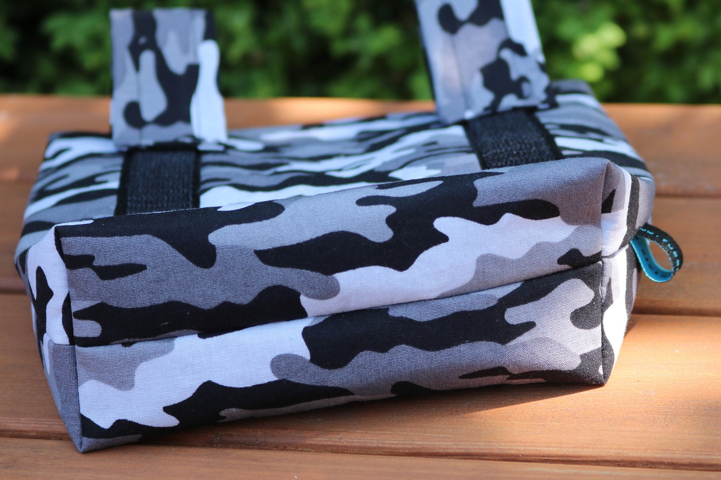 Multifunktionale Tasche mit Klettschlaufen im Camouflage-Design