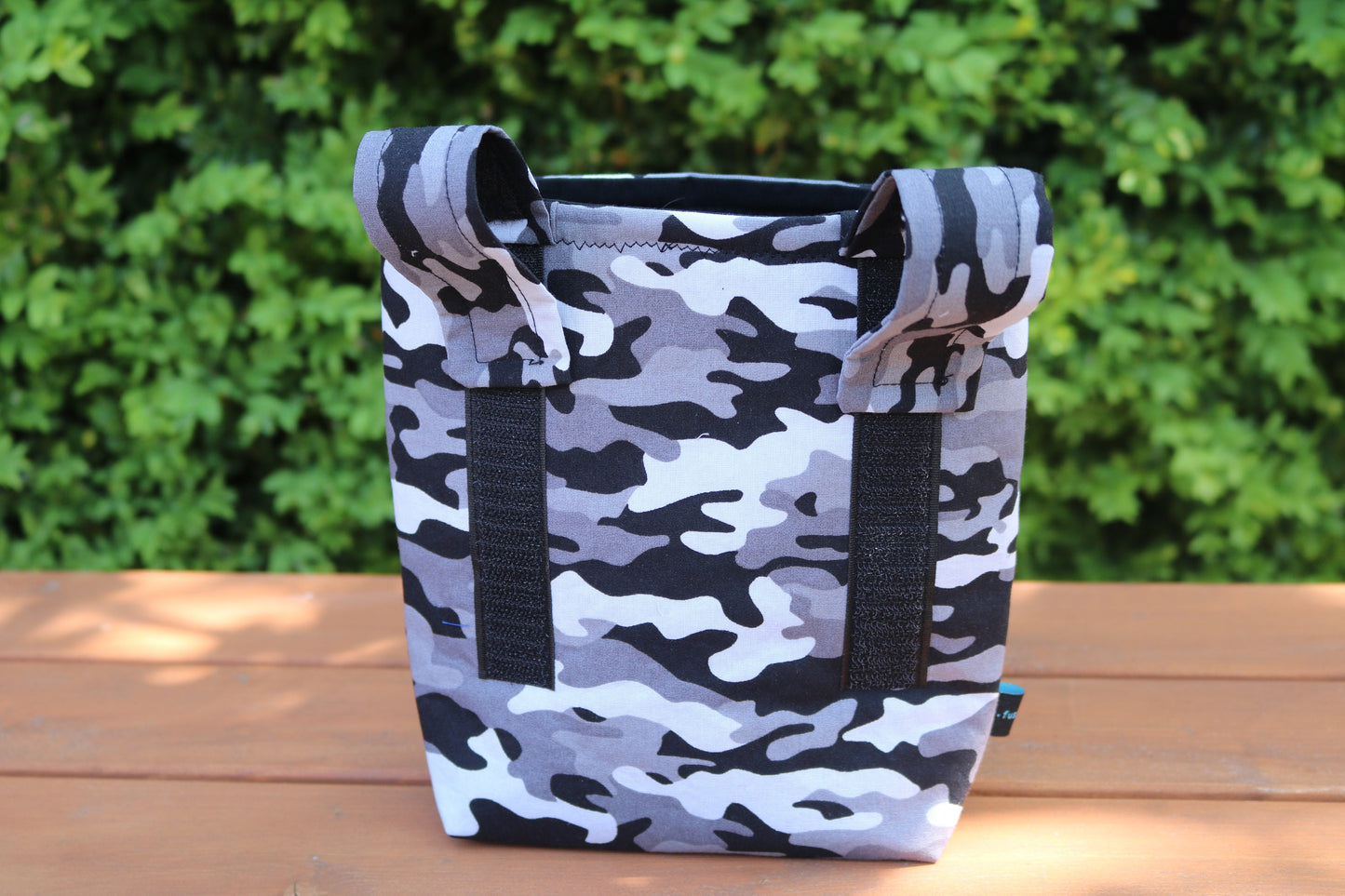 Multifunktionale Tasche mit Klettschlaufen im Camouflage-Design