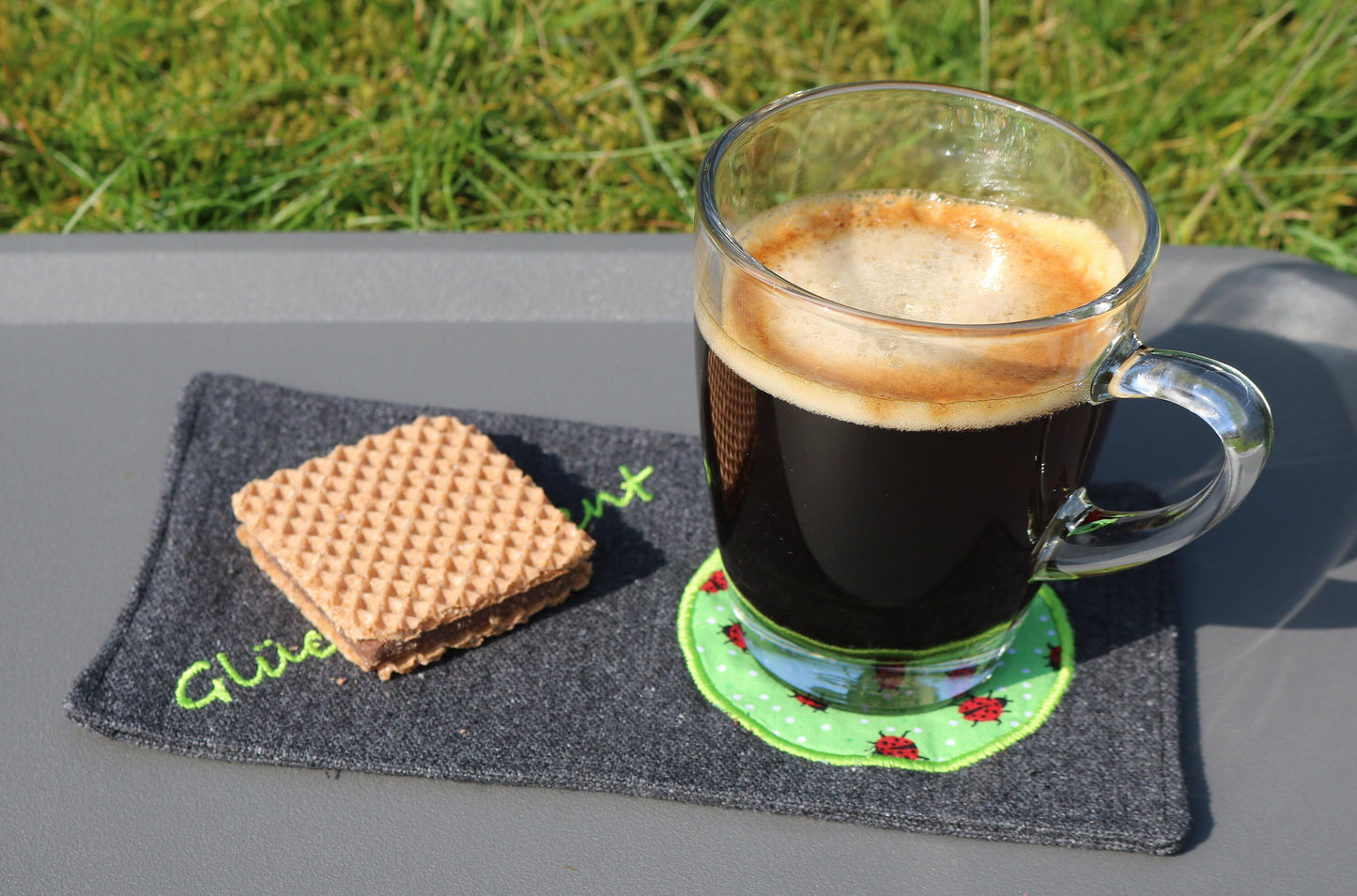 Moderner MugRug / Tassenteppich mit Stickerei "Glücksmoment"